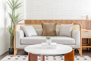 デラックス ダブルルーム バルコニー | デスク、WiFi (無料)、ベッドシーツ