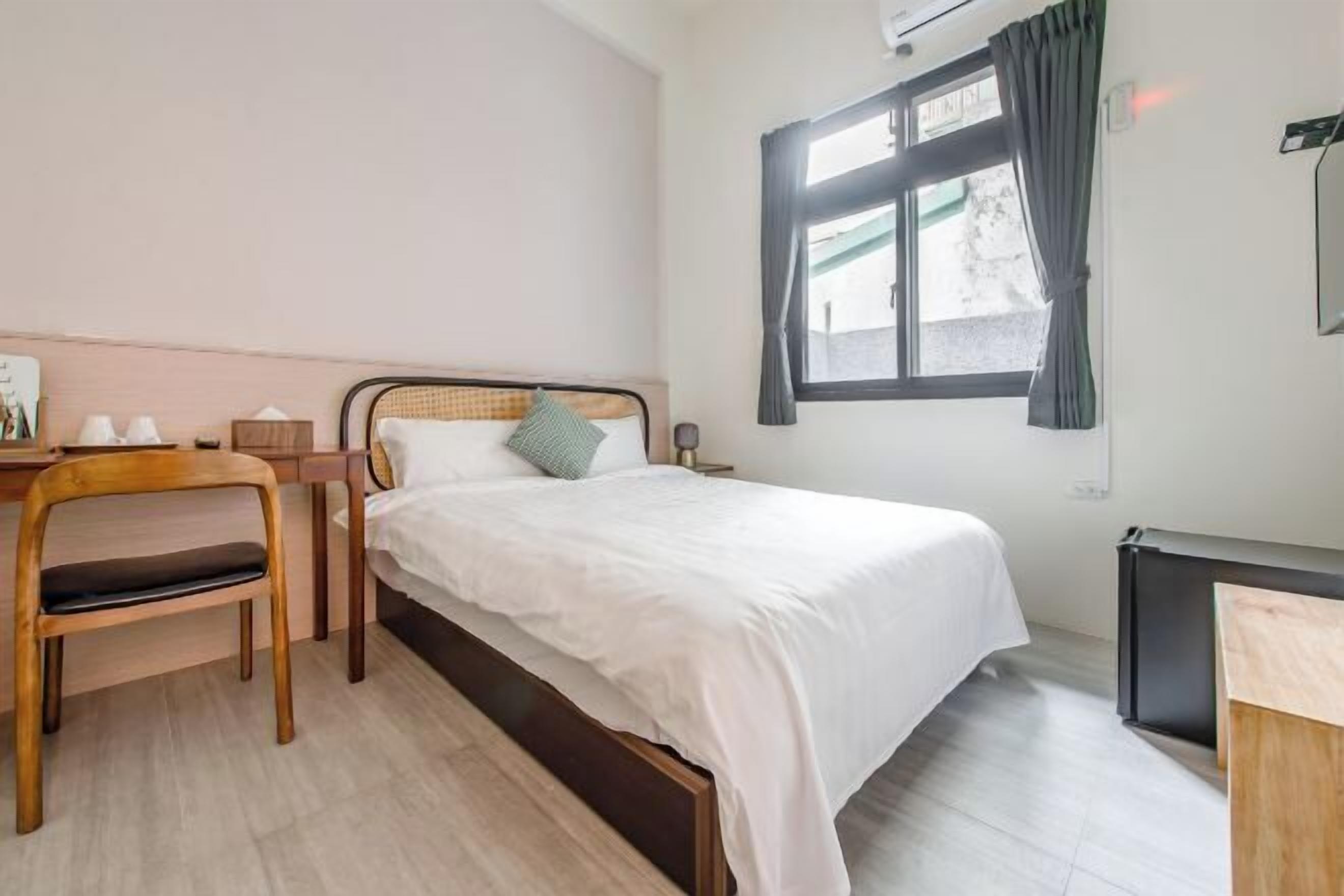 办公桌、免费 WiFi、床单