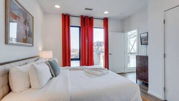 3 quartos, ferros/tábuas de passar roupa, berço de viagem