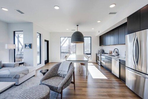 Modern Living on the Riverfront. Walk to Broadway, Honkey Tonks, Nissan Stadium. Free Parking.