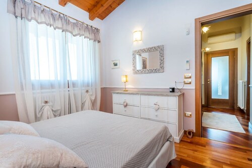 GuestHost - Cozy Apt with Terrace and Private parking! x4