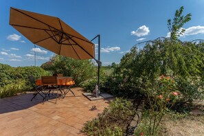 Outdoor dining - GuestHost - Cozy Apt with Terrace and Private parking! x4 (Gonars)