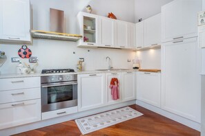Un four, surface de cuisson, lave-vaisselle, grille-pain