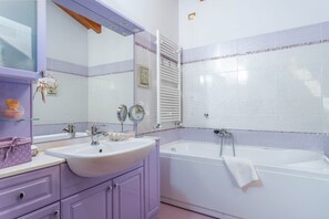 Bathtub, bidet