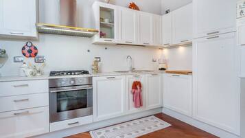 Forno, piano cottura, lavastoviglie, tostapane