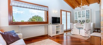 GuestHost - Cozy Apt with Terrace and Private parking! x4