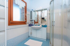 Bathtub, bidet
