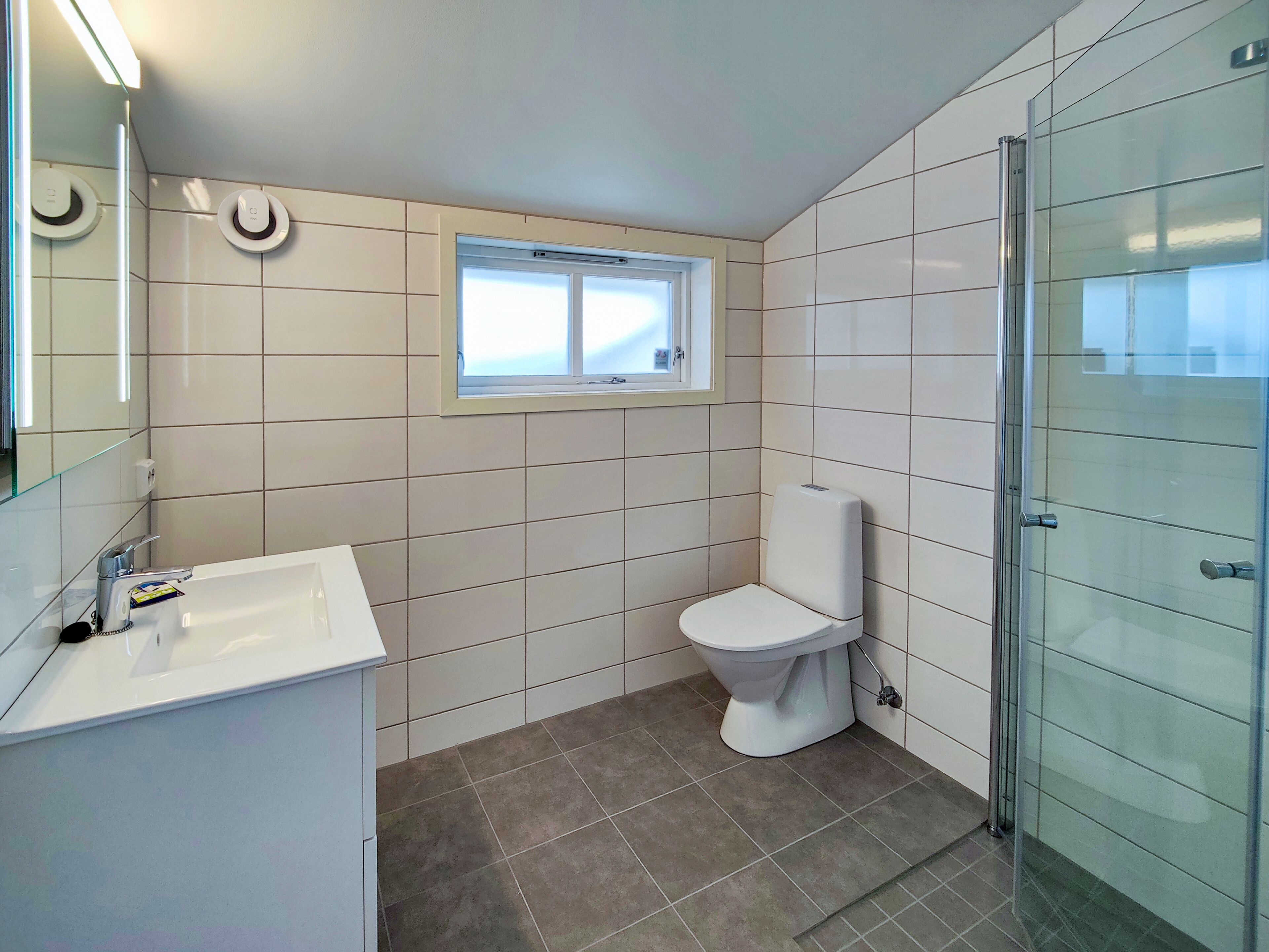 Dobbeltrom | Bad | Dusj, oppvarmet badegulv, håndklær og såpe