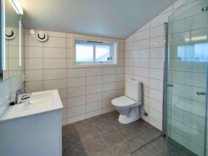 Dobbeltværelse | Badeværelse | Bruser, gulvvarme (badeværelse), håndklæder, Sæbe