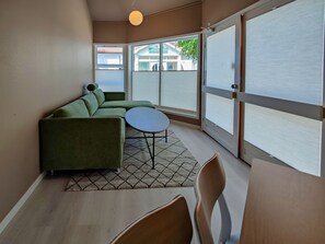 Escritorio, espacio para trabajar con laptop y wifi gratis 