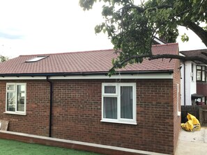 Exterior - High-end two bedroom bungalow with onsite parking (London)