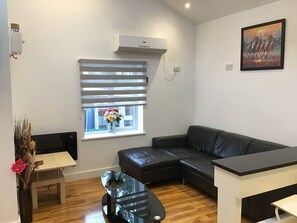 TV - High-end two bedroom bungalow with onsite parking (London)