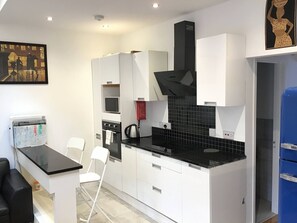 Private kitchen - High-end two bedroom bungalow with onsite parking (London)