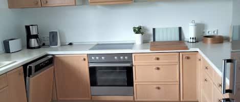 Refrigerador, microondas, horno, placa de cocina