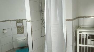 Dusche, Haartrockner, HandtĂŒcher, Seife
