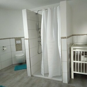 Shower, hair dryer, towels, soap - Ferienwohnung im Allgäu (Lauben)