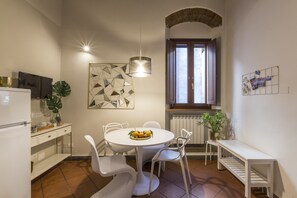 デラックス アパートメント | 専用キッチン | 大型冷蔵庫、電子レンジ、オーブン、コンロ