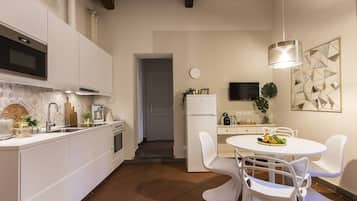 Departamento Deluxe | Cocina privada | Refrigerador con congelador, microondas, horno y parrilla de estufa