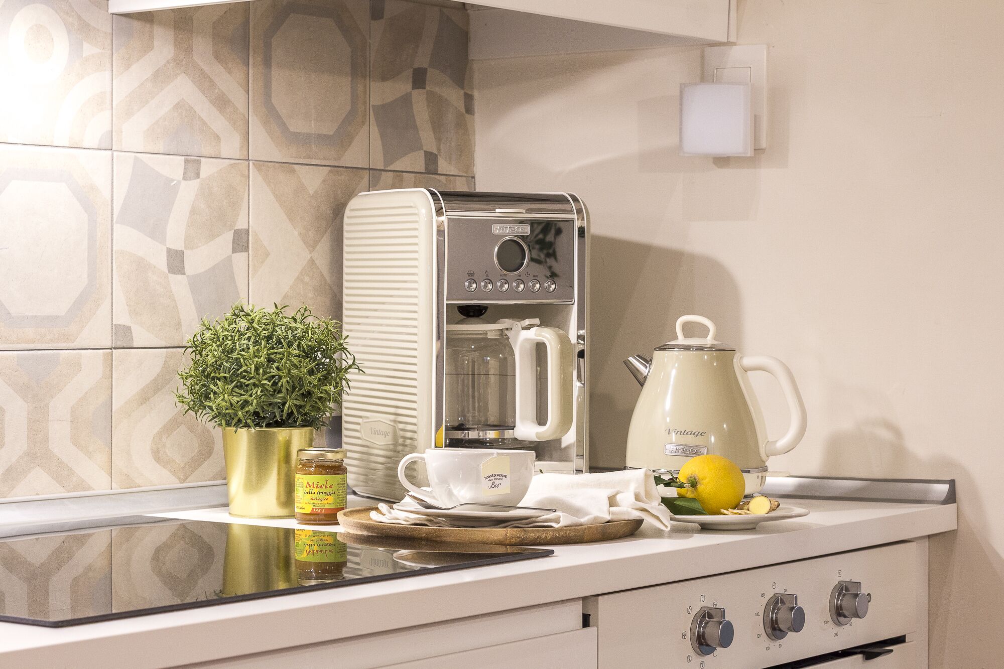 Deluxe Apartment | Private kitchen | Full-sized fridge, microwave, oven, stovetop