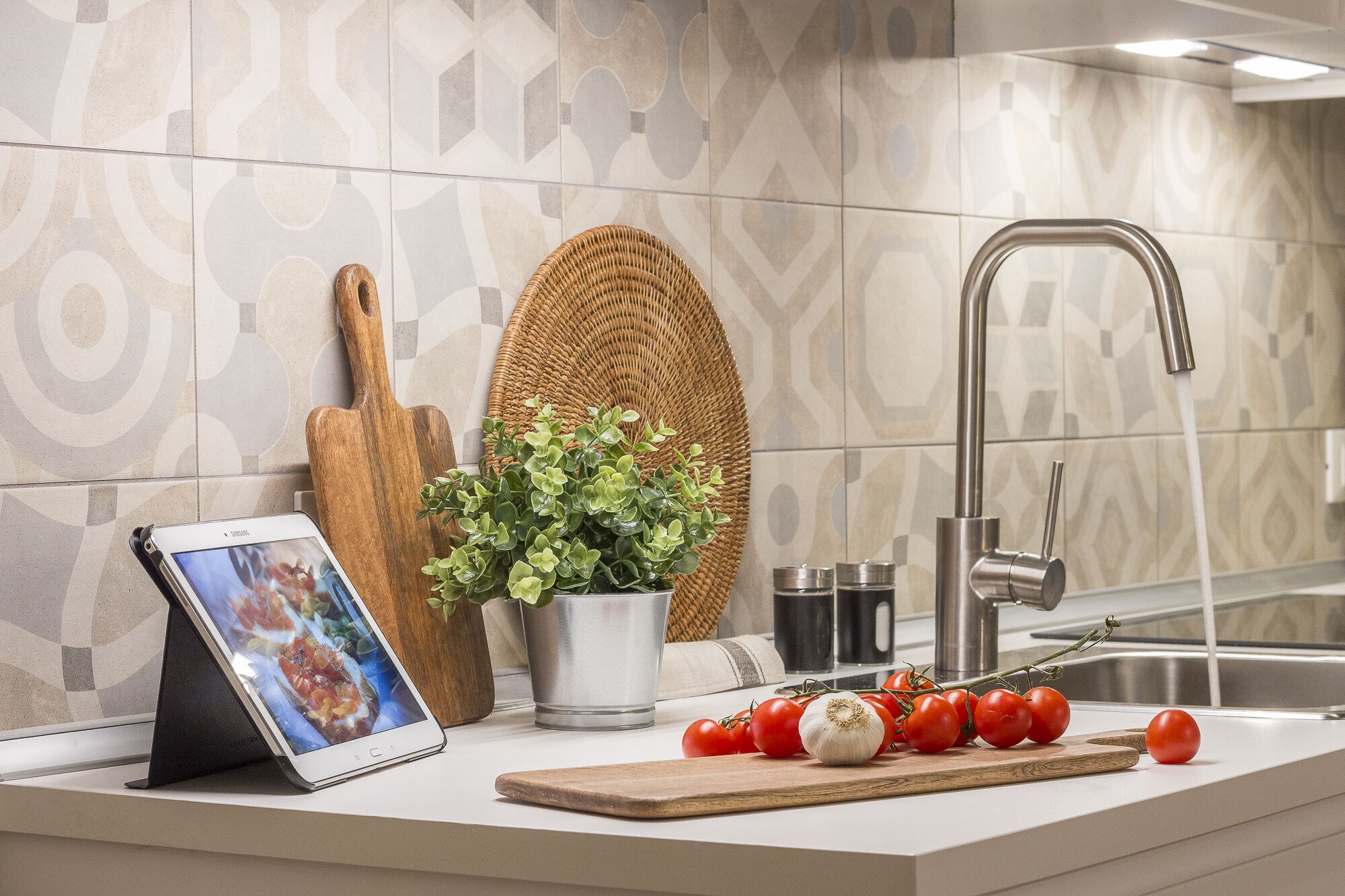 Deluxe appartement | Privékeuken | Een koelkast met diepvriezer, een microgolfoven, een oven, een kookplaat