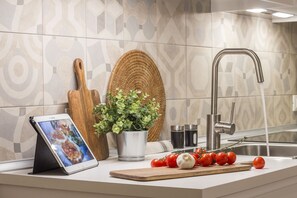 Departamento Deluxe | Cocina privada | Refrigerador con congelador, microondas, horno y parrilla de estufa
