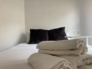 6 bedrooms, iron/ironing board, free WiFi, bed sheets - Fully equipped 3bedrooms feria apartment montjuic Barcelona  (Barcelona)