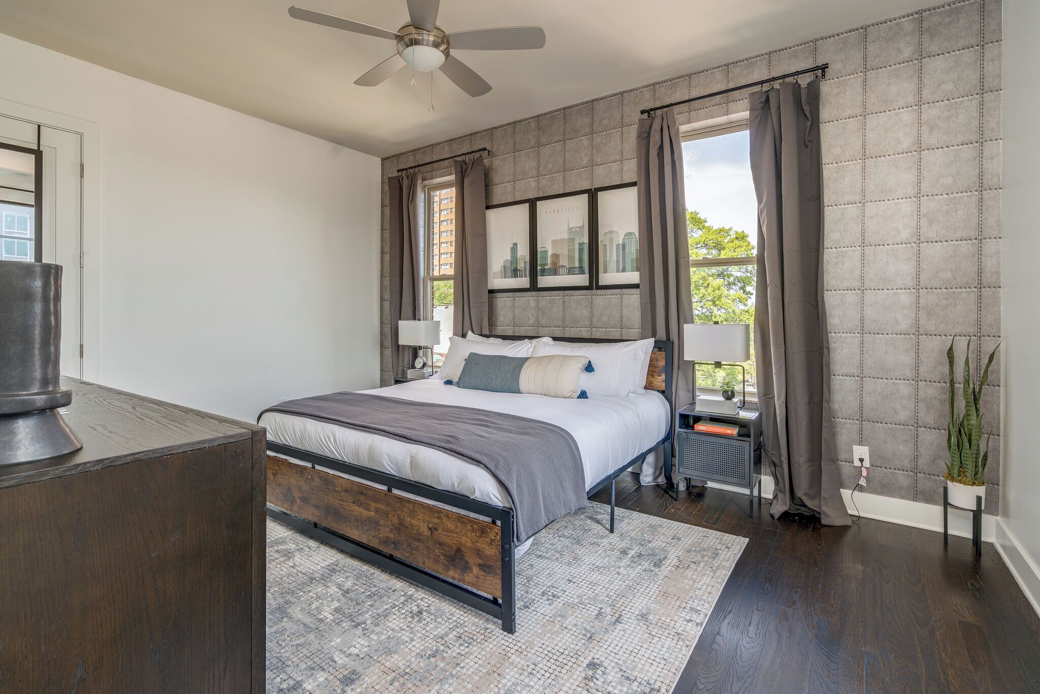 3 LUXURY LOFT UNITS - MINS TO BROADWAY