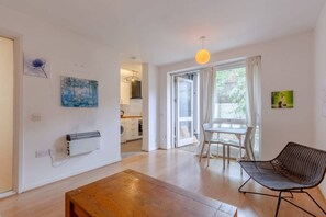 Living room - Spacious 1 Bed Apartment Near Shoreditch Park (London)