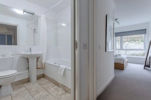 Bathroom - Spacious 1 Bed Apartment Near Shoreditch Park (London)