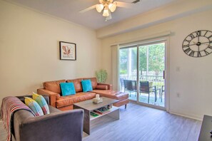 TV, books - Porch & Community Perks: Walkable Lewes Condo (Lewes)