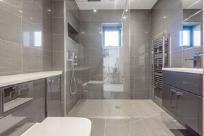 Combined shower/tub, hair dryer, soap, shampoo