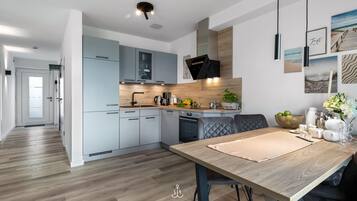 Geladeira, fogão, cooktop, lava-louças