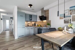 Fridge, oven, stovetop, dishwasher