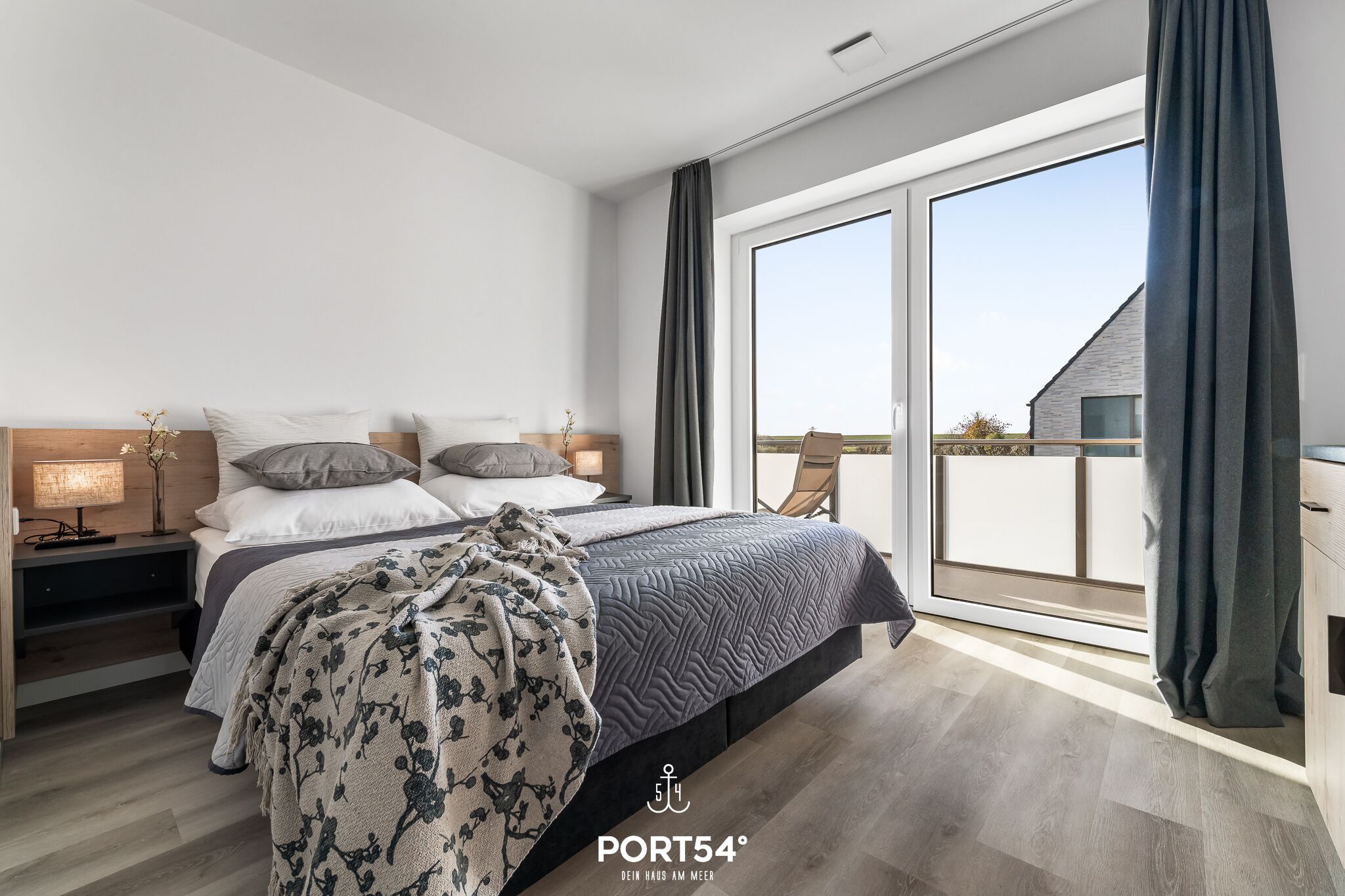 3 habitaciones, tabla de planchar con plancha y cuna de viaje 