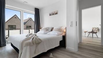 3 quartos, ferros/tábuas de passar roupa, berço de viagem