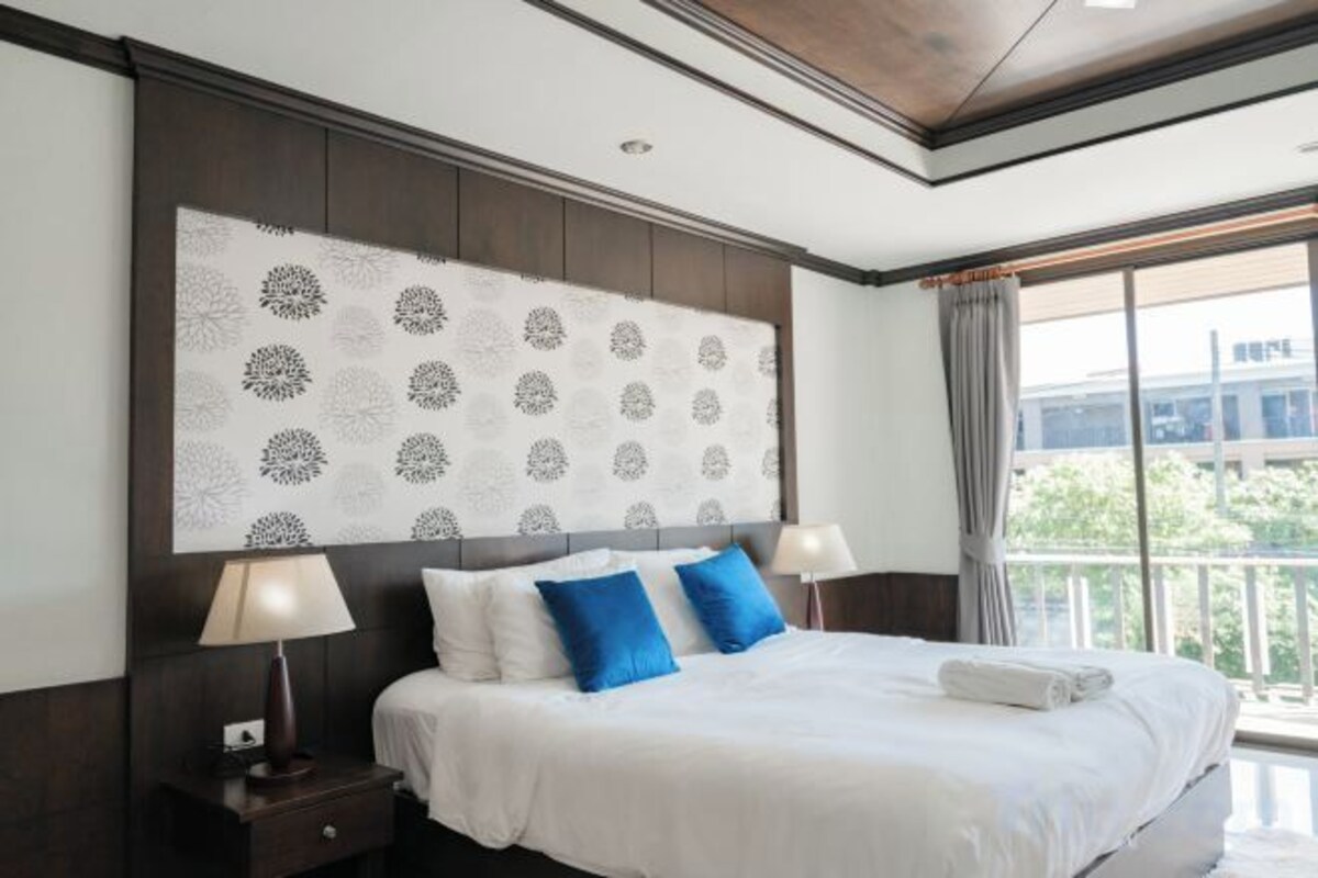 Desk, WiFi (free), individually furnished, bed sheets