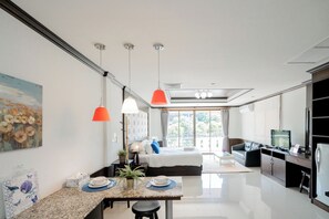 Dobbeltrom – deluxe | Individuelt innredet, skrivebord, wi-fi (inkludert) og sengetøy