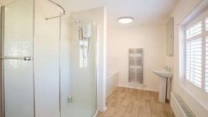Combined shower/bathtub, hair dryer, towels