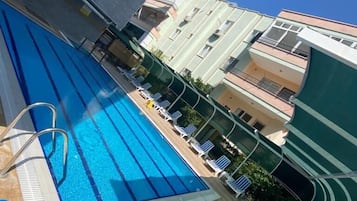 Una piscina al aire libre de temporada