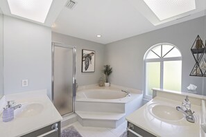 Bathtub, hair dryer, towels - Direct Boating Access Home | Pool/Spa & Billiards (Marco Island)