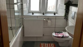 Badewanne, Haartrockner, Handtücher, Seife