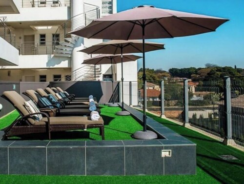 Beautiful apartment - shops, restaurants, beauty salon in centre.