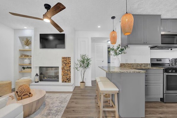 Mikrowelle, Wasserkocher mit Kaffee-/Teezubehör