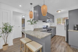 Mikrowelle, Wasserkocher mit Kaffee-/Teezubehör