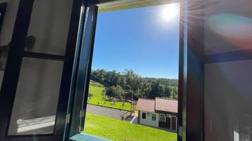 Ropa de cama de alta calidad, minibar y decoración personalizada