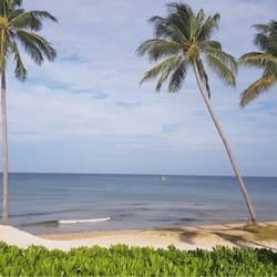 Perto da praia, espreguiçadeiras, bar na praia