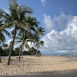 Perto da praia, espreguiçadeiras, bar na praia