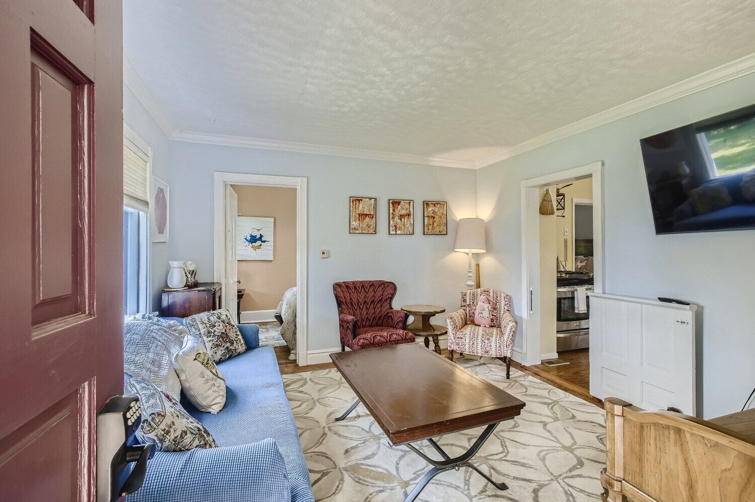 Cozy 2-bedroom home near main street - Pet Friendly