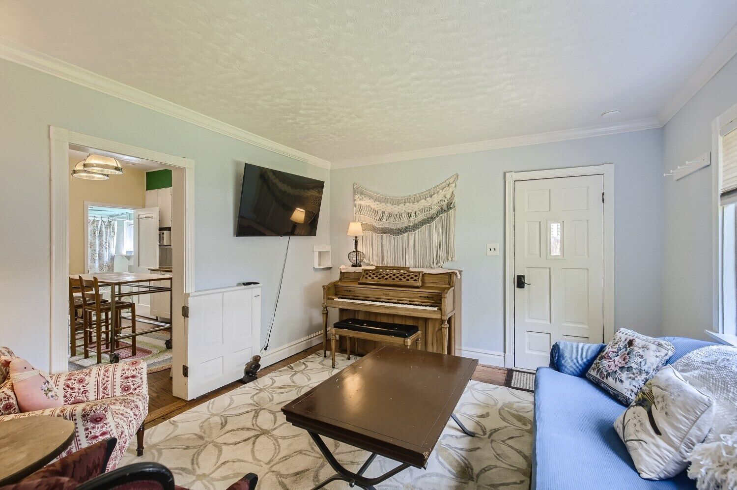 Cozy 2-bedroom home near main street - Pet Friendly