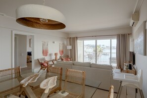 TV - Apartment 'Cascais Bay Terrace IV' with Sea View & Wi-Fi (Cascais)